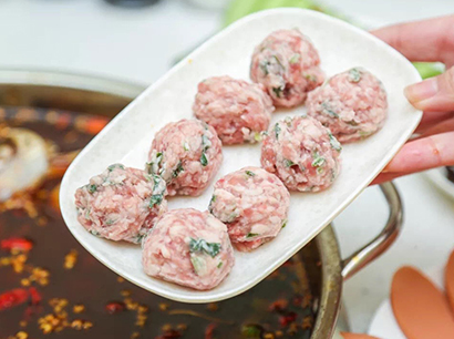 美蛙魚頭配菜肉丸子